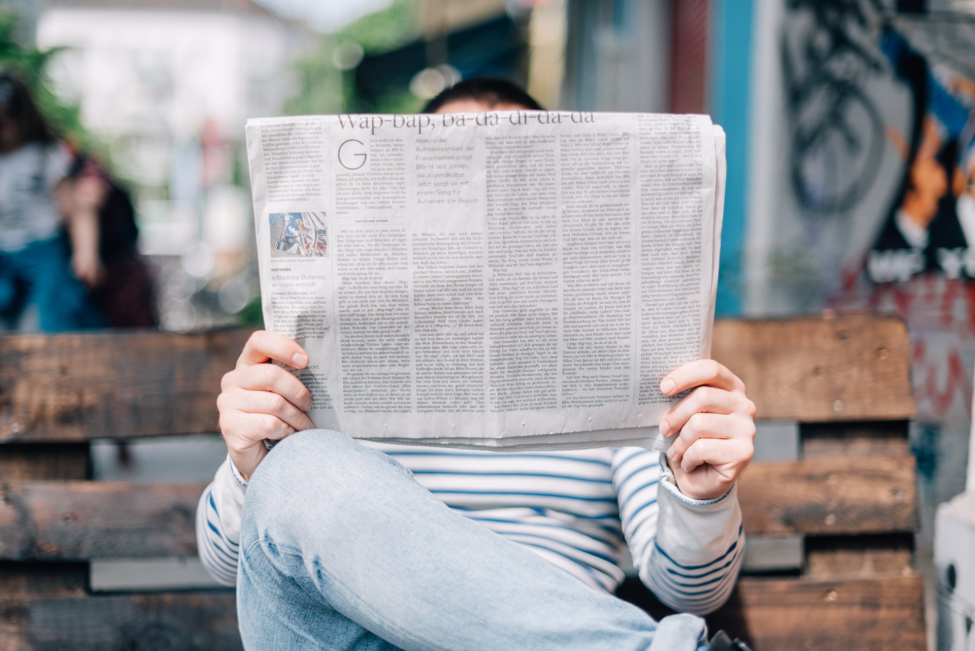 Homme lisant un journal